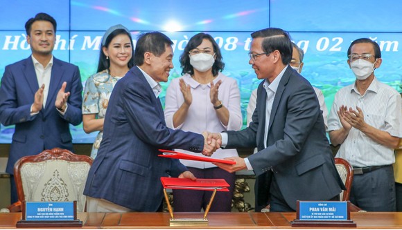 Chủ tịch UBND TPHCM Phan Văn Mãi và đại diện Công ty TNHH Xuất nhập khẩu  Liên Thái Bình Dương ký kết Bản ghi nhớ về nghiên cứu lập đề án Ảnh: HOÀNG HÙNG
