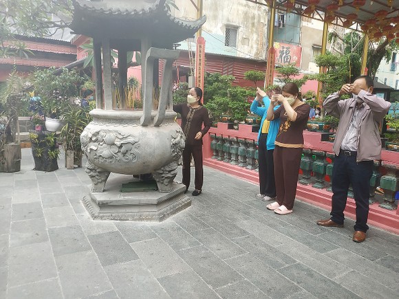 Người dân đến thắp hương, cầu an tại chùa Phước Hải