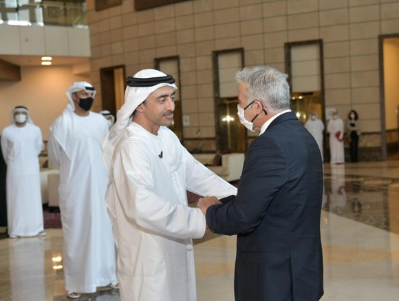 Ngoại trưởng Israel Yair Lapid bắt tay người đồng cấp UAE Abdullah bin Zayed al Nahyan tại Abu Dhabi, ngày 29-6-2021. Ảnh: GPO