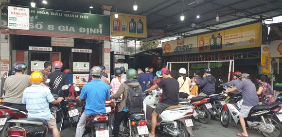 Vẫn còn treo bảng 'thiếu xăng' ảnh 5