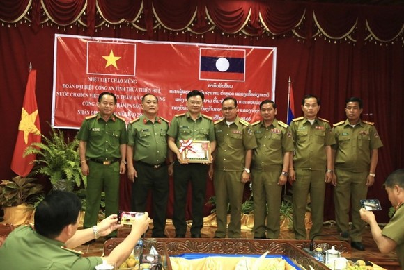 Ban giám đốc Công an tỉnh Thừa Thiên-Huế đón nhận Huy chương lao động của Chính phủ Lào. Ảnh: CAND