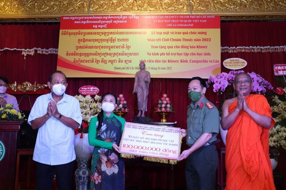 Trao kinh phí hỗ trợ học sinh, sinh viên người dân tộc Khmer ảnh 1
