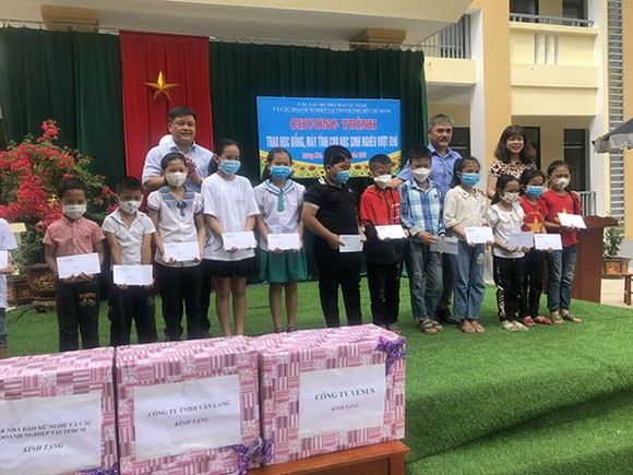 CLB Nhà báo xứ Nghệ và các doanh nghiệp tại TPHCM trao tặng học bổng cho học sinh có hoàn cảnh khó khăn tại Hà Tĩnh ảnh 3