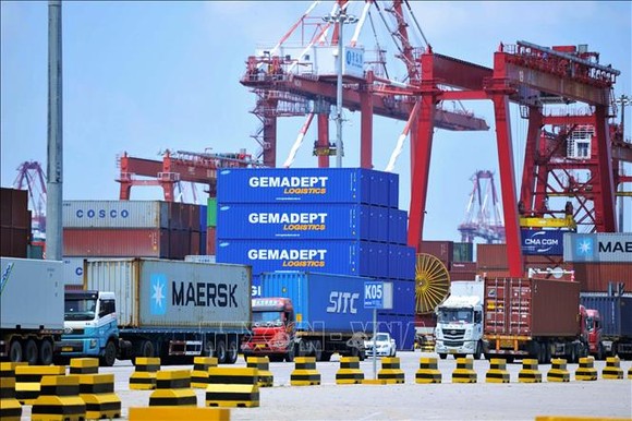 Hàng hóa được xếp tại cảng ở Thanh Đảo, tỉnh Sơn Đông, miền đông Trung Quốc. Ảnh: AFP/TTXVN