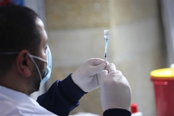 Nhân viên y tế tiêm vaccine ngừa Covid-19 cho người dân tại Jerusalem (Israel). Ảnh:THX