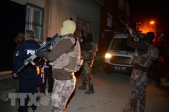 Lực lượng đặc nhiệm truy quét các phần tử IS ở Adana, Thổ Nhĩ Kỳ. Ảnh: AFP/TTXVN