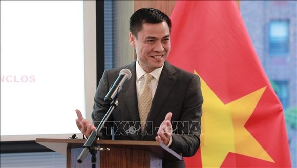  Đại sứ Đặng Hoàng Giang, Trưởng Phái đoàn Việt Nam tại LHQ phát biểu tại buổi chiêu đãi. Ảnh: TTXVN