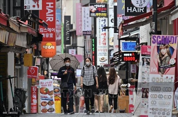 Phố mua sắm Myeongdong ở Seoul, Hàn Quốc. Ảnh: AFP/TTXVN