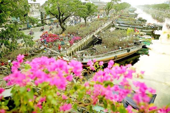Mua bán hoa kiểng tết “trên bến dưới thuyền” tại Bến Bình Đông (quận 8, TPHCM), nét giao thương một thời của đô thị sông nước. Ảnh: DŨNG PHƯƠNG