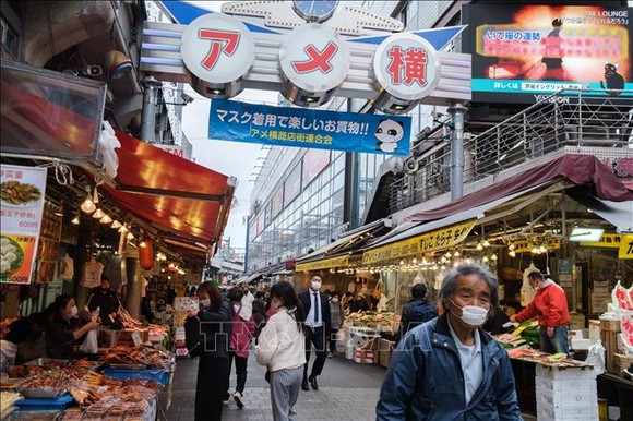 Người dân mua sắm tại một chợ ở Tokyo, Nhật Bản. Ảnh: AFP/TTXVN