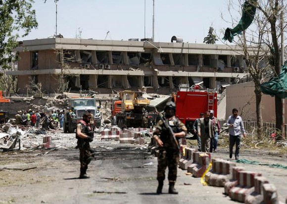 Lực lượng an ninh Afghanistan trước Đại sứ quán Đức ở Kabul sau vụ đánh bom ngày 31-5-2017. Ảnh: REUTERS