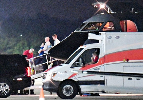  Otto Warmbier được đưa xuống máy bay lên xe cấp cứu tại sân bay Lunken ở Cincinnati, Ohio, Mỹ, ngày 13-6-2017. Ảnh: REUTERS