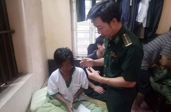 CBCS Đồn Biên phòng Đa Lộc (huyện Hậu Lộc, Thanh Hóa) đang chăm sóc sức khỏe cho 2 nạn nhân gặp nạn. (Ảnh: Đồn Biên phòng Đa Lộc) cung cấp