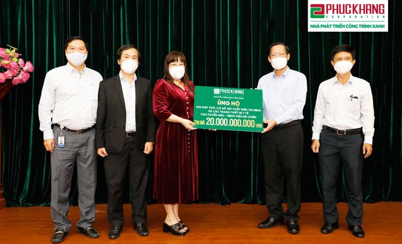 Bà Lưu Thị Thanh Mẫu trao biển tượng trưng trang thiết bị y tế phục vụ phòng chống dịch trị giá  20 tỷ đồng cho Chủ tịch UBND TPHCM Phan Văn Mãi.