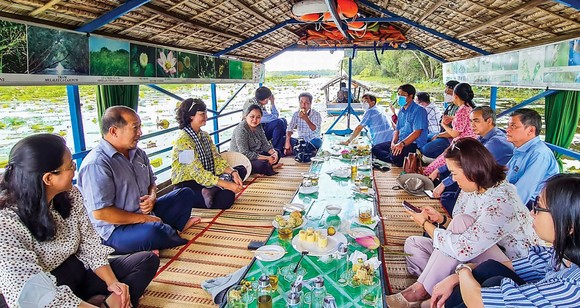 Đoàn công tác của UBND TPHCM và tỉnh Đồng Tháp, khảo sát du lịch mùa nước nổi ở Vườn quốc gia Tràm Chim.  
