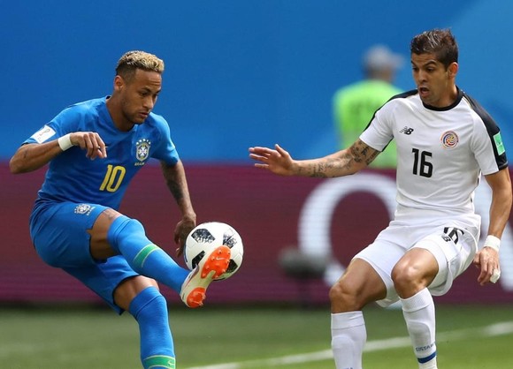 Neymar chơi rất tích cực bên cánh trái.