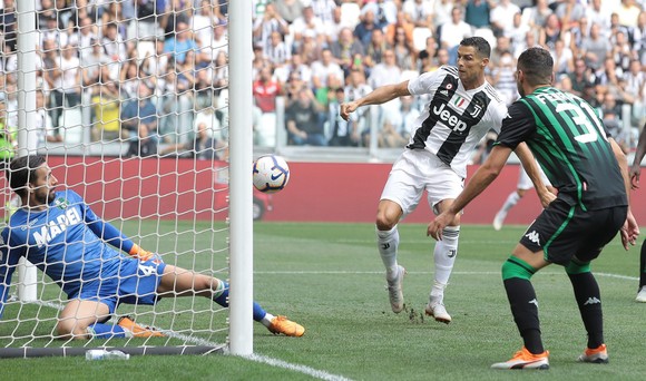 Cristiano Ronaldo ghi cú đúp giúp Juventus đánh bại Sassuolo ảnh 2