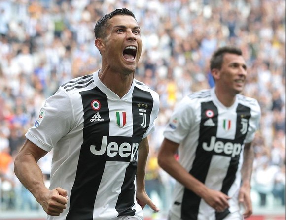 Ronaldo ăn mừng bàn thắng đầu tiên ở Serie A