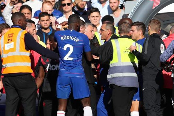 Điều gì khiến Mourinho nổi điên ở Stamford Bridge? ảnh 2