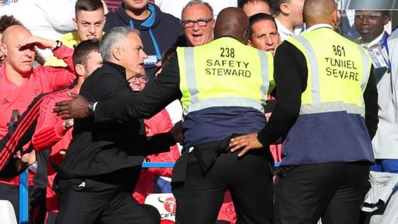 Điều gì khiến Mourinho nổi điên ở Stamford Bridge? ảnh 3