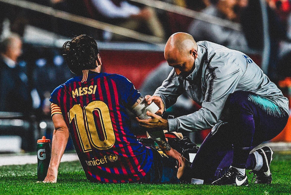 Messi đang được sơ cứu trên sân