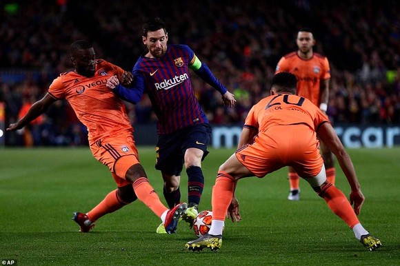 Lionel Messi đánh bại hàng thủ Lyon