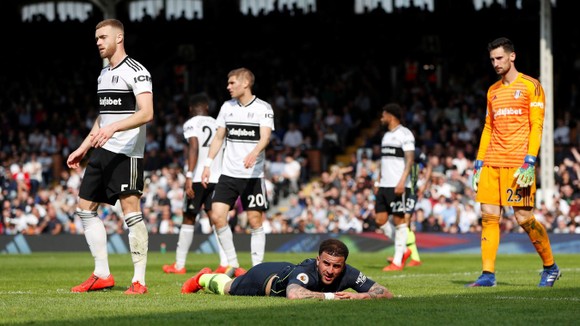 Fulham - Man City 0-2: Silva và Aguero tỏa sáng, Man Xanh chiếm lại ngôi đầu ảnh 9