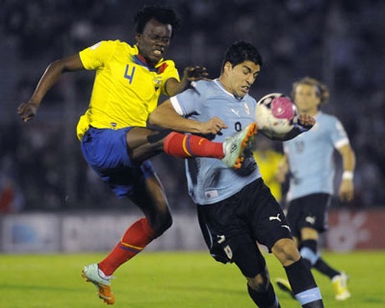 Luis Suarez rất có duyên ghi bàn vào lưới Ecuador.