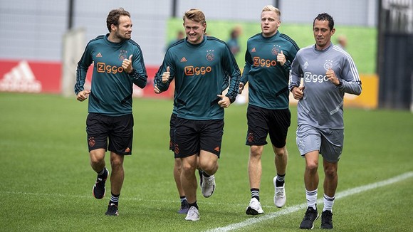 De Ligt (thứ 2 từ trái vào) ra sân tập với Ajax.