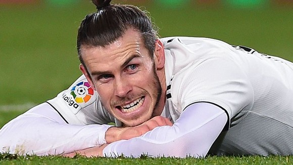 Gareth Bale vừa đá vừa nhặt tiền ở Trung Quốc
