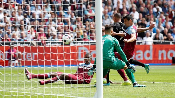 West Ham - Man City 0-5: Sterling ghi hattrick giúp City lên đầu bảng ảnh 4