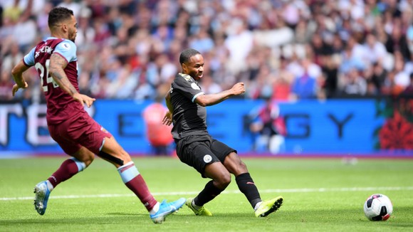 West Ham - Man City 0-5: Sterling ghi hattrick giúp City lên đầu bảng ảnh 5