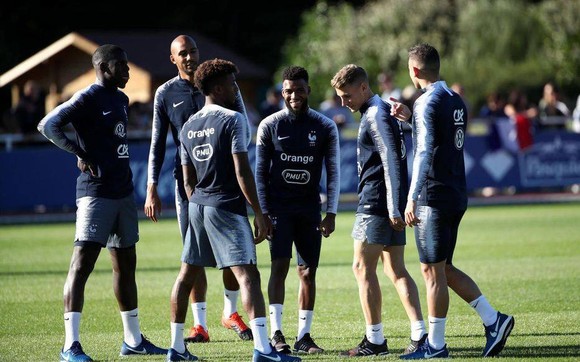 Didier Deschamps và thói quen đóng sâp cánh cửa đội tuyển Pháp
