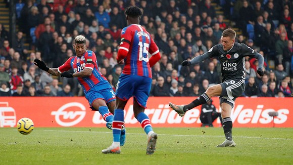 Thắng Crystal Palace 2-0, Leicester qua mặt Cheslea ảnh 1