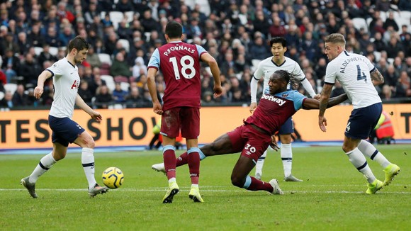 West Ham - Tottenham 2-3: Gà trống lột xác dưới tay Mourinho ảnh 9