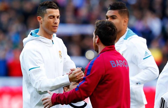 Cristiano Ronaldo và Lionel Messi trong cuộc đối đầu trên sân