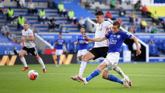 Kết quả và xếp hạng Ngoại hạng Anh vòng 36: Thắng Palace, Man United bắt kịp Leicester ảnh 1