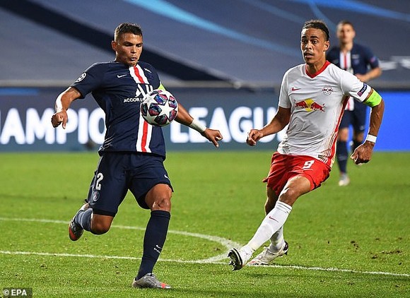 Thiago Silva (trái, PSG trong trận gặp Leipzig.