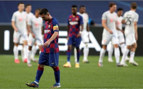 Leo Messi thất vọng sau khi thua Bayern Munich 2-8