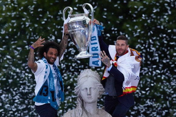 Sergio Ramos và Marcelo trong lễ đăng quang Liga mủa qua