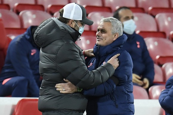 Jose Mourinho và Jurgen Klopp (trái)