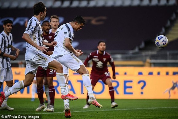 Ronaldo đánh đầui ghi bàn giúp Lão Phu nhân giành 1 điểm trong trận derby Turin