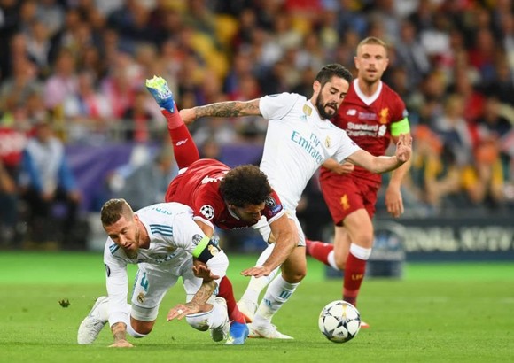 Sergio Ramos quật ngã Mo Salah trong trận chung kết 2018