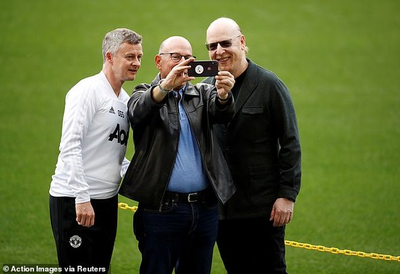 Fan Man United giận dữ phong tỏa sân tập để phản đối gia đình Glazer, Solskjaer bị vạ lây vì bênh vực ông chủ ảnh 3