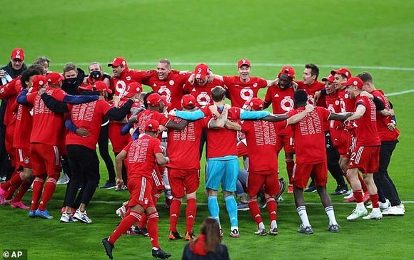 Bayern ăn mừng danh hiệu thứ 9