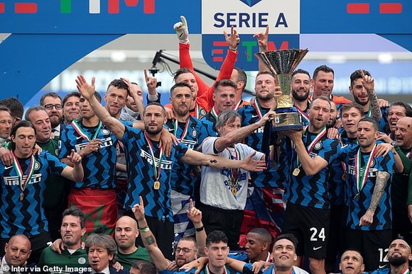 Inter Milan đăng quang Scudetto sau 11 năm