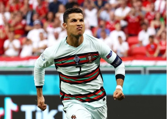 Ronaldo với cách ăn mừng mới ở Euro 2020