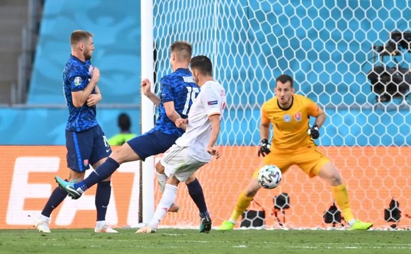 Slovakia - Tây Ban Nha 0-5: Chiến thắng kiểu bật nắp champagne của Luis Enrique ảnh 4