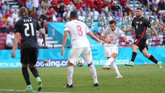 Croatia – Tây Ban Nha 3-5 (hiệp phụ): Unai Simon tặng quà, Sarabia, Torres, Morata tạo kỷ lục ghi bàn Euro ảnh 3