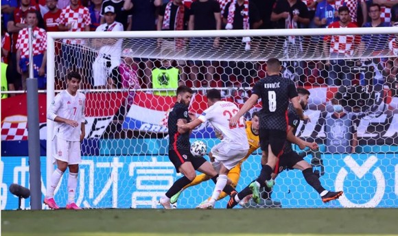 Croatia – Tây Ban Nha 3-5 (hiệp phụ): Unai Simon tặng quà, Sarabia, Torres, Morata tạo kỷ lục ghi bàn Euro ảnh 2